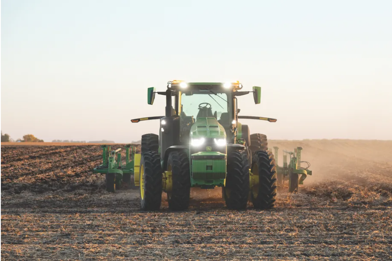 Chiếc máy cày tự động do công ty John Deere sản xuất (Ảnh: The Verge)