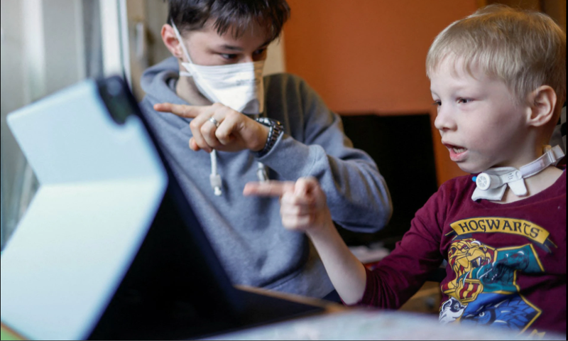 Cậu bé có thể tương tác với cô giáo và các bạn mà không cần đến lớp (Ảnh: Reuters)