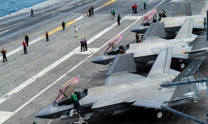 Hình ảnh những chiếc máy bay F-35C trang bị trên trên tàu sân bay USS Carl Vinson các vệt màu nâu đỏ (rỉ sét) loang rộng trên lưng và cánh của máy bay (Ảnh: Military Watch Magazine) Hình ảnh những chiếc máy bay F-35C trang bị trên trên tàu sân bay USS Carl Vinson các vệt màu nâu đỏ (rỉ sét) loang rộng trên lưng và cánh của máy bay (Ảnh: Military Watch Magazine)