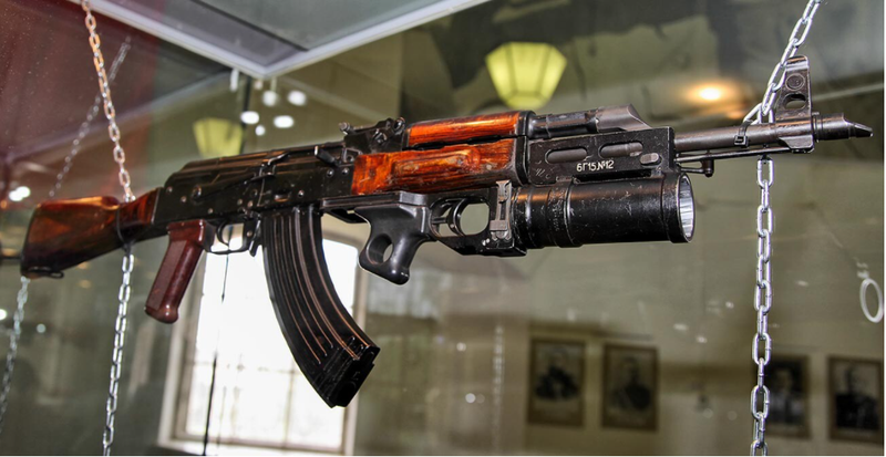 AKM - phiên bản nâng cấp của khẩu AK-47 (Ảnh: RBTH) AKM - phiên bản nâng cấp của khẩu AK-47 (Ảnh: RBTH)