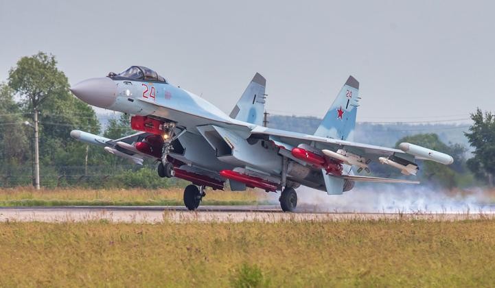 Su-35 được trang bị tên lửa Kh-35, Kh-38, R-77 và R-73 (Ảnh: Military Watch Magazine)