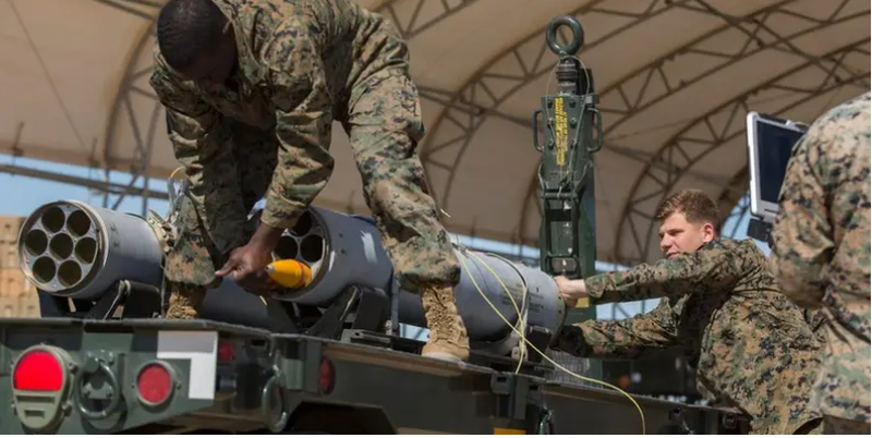 Thủy quân lục chiến Mỹ nạp một tên lửa 2,75 inch vào bệ phóng tên lửa LAU-68F / A trong một khóa huấn luyện tại Trạm Không quân Thủy quân lục chiến Yuma, Ariz (Ảnh: Business Insider) Thủy quân lục chiến Mỹ nạp một tên lửa 2,75 inch vào bệ phóng tên lửa LAU-68F / A trong một khóa huấn luyện tại Trạm Không quân Thủy quân lục chiến Yuma, Ariz (Ảnh: Business Insider)