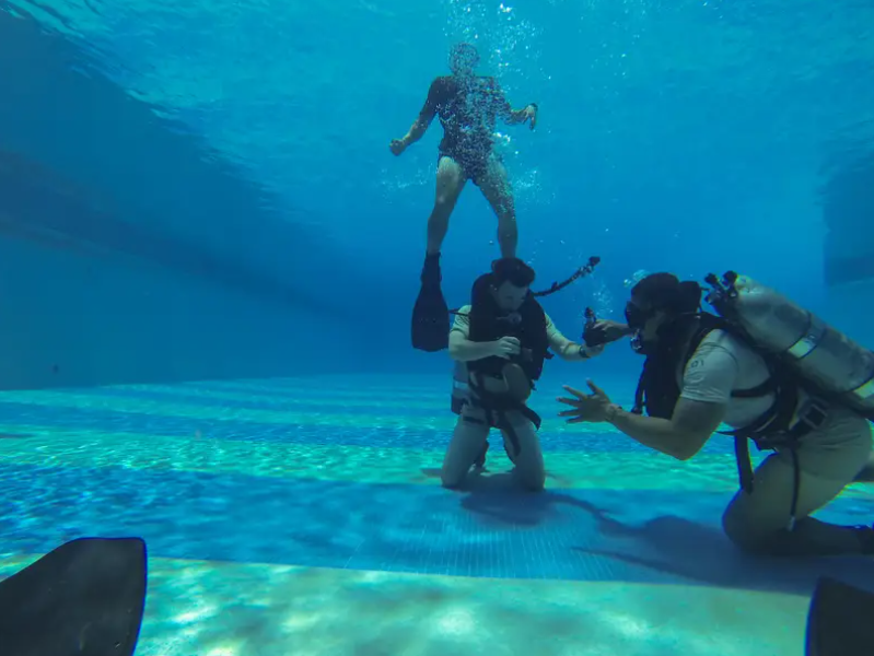 Học viên đang thực hiện các bài tập dưới bể bơi (Ảnh: Business Insider)