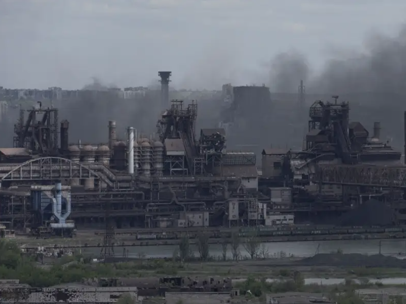 Một khung cảnh cho thấy nhà máy thép Azovstal ở thành phố Mariupol vào ngày 10/5/2022, đang phải hứng chịu các cuộc tấn công đến từ phía quân đội Nga (Ảnh: Business Insider)