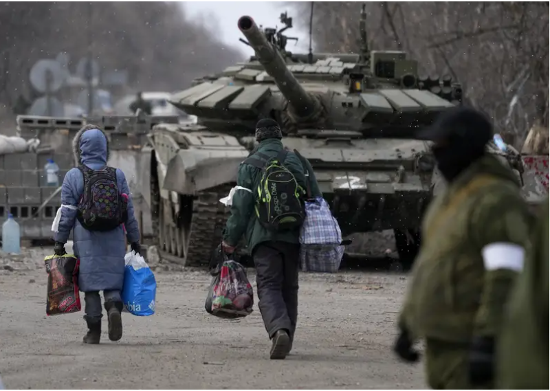 Thường dân bị mắc kẹt tại thành phố Mariupol sau các cuộc tấn công của Nga, được sơ tán theo nhóm qua các thành phố khác dưới sự kiểm soát của lực lượng ly khai thân Nga (Ảnh: Business Insider)