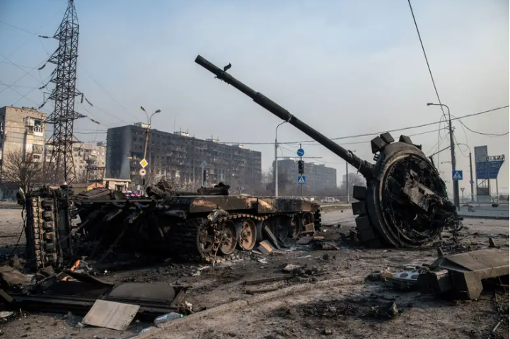 Một chiếc xe tăng của Nga bị phá hủy ở Mariupol vào tháng 3 (Ảnh: Business Insider) Một chiếc xe tăng của Nga bị phá hủy ở Mariupol vào tháng 3 (Ảnh: Business Insider)