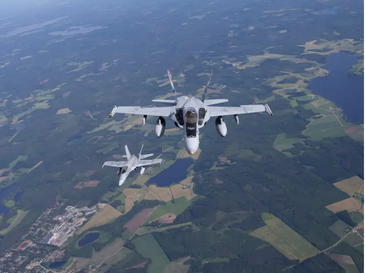 Máy bay chiến đấu của Lực lượng Thủy quân Lục chiến Mỹ và Không quân Phần Lan bay trên Căn cứ Không quân Rissala ở Phần Lan, ngày 18 tháng 6 năm 2021 (Ảnh: Business Insider) Máy bay chiến đấu của Lực lượng Thủy quân Lục chiến Mỹ và Không quân Phần Lan bay trên Căn cứ Không quân Rissala ở Phần Lan, ngày 18 tháng 6 năm 2021 (Ảnh: Business Insider)