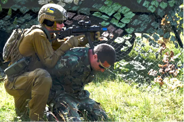 Một binh sĩ lực lượng đặc nhiệm Ukraine bảo vệ một tù nhân của lực lượng đối lập trong cuộc tập trận ở Bulgaria, ngày 17 tháng 6 năm 2019 (Ảnh: Business Insider)