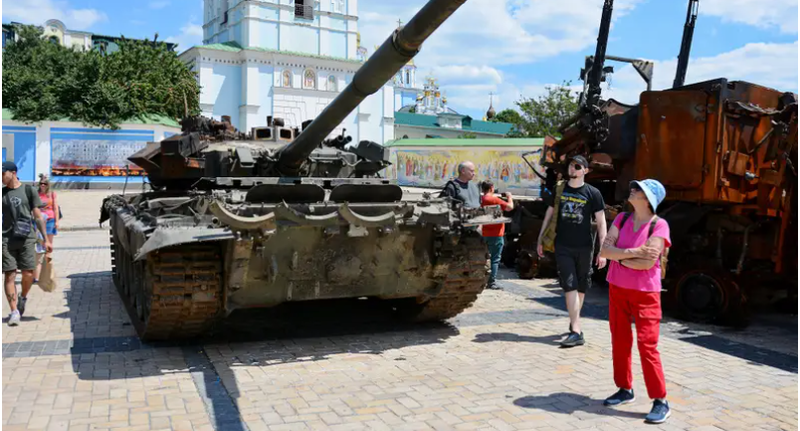 Người qua đường nhìn một chiếc xe tăng T-72 bị phá hủy, một phần của triển lãm các phương tiện quân sự của Nga ở Kiev, ngày 7/6/2022 (Ảnh: Business Insider) Người qua đường nhìn một chiếc xe tăng T-72 bị phá hủy, một phần của triển lãm các phương tiện quân sự của Nga ở Kiev, ngày 7/6/2022 (Ảnh: Business Insider)