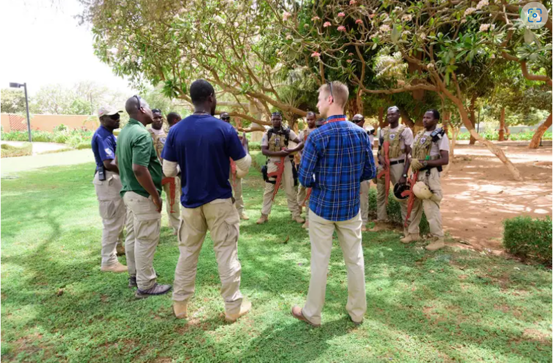 Một nhân viên an ninh khu vực của Sở An ninh Ngoại giao, mặc áo kẻ sọc xanh lam, với cảnh sát Nigerien và nhân viên an ninh trong một cuộc tập trận ở Niger, ngày 12/4/2018 (Ảnh: Business Insider) Một nhân viên an ninh khu vực của Sở An ninh Ngoại giao, mặc áo kẻ sọc xanh lam, với cảnh sát Nigerien và nhân viên an ninh trong một cuộc tập trận ở Niger, ngày 12/4/2018 (Ảnh: Business Insider)