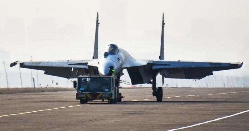 Tiêm kích J-15B trên boong tàu sân bay (Ảnh: Military Watch Magazine)