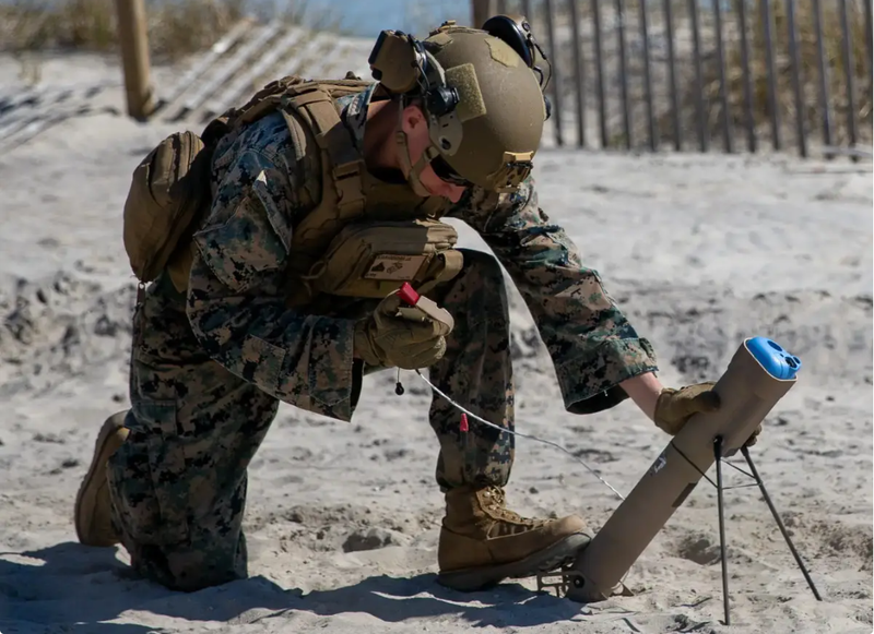 Một lính thủy đánh bộ Hoa Kỳ chuẩn bị phóng thiết bị bay không người lái tự sát Switchblade (Ảnh: The Drive)