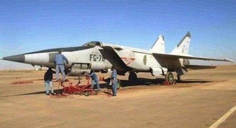 Tiêm kích MiG-25 của Algeria nguy hiểm như thế nào? (Ảnh: Military Watch Magazine)