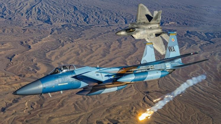 Tiêm kích F-15 và tiêm kích F-22 (Ảnh: Military Watch Magazine) Tiêm kích F-15 và tiêm kích F-22 (Ảnh: Military Watch Magazine)