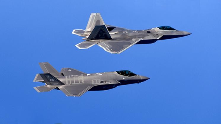 Tiêm kích F-22 bay cùng F-35 (Ảnh: Military Watch Magazine) Tiêm kích F-22 bay cùng F-35 (Ảnh: Military Watch Magazine)