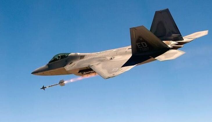Tiêm kích F-22 phóng tên lửa AIM-9 (Ảnh: Military Watch Magazine) Tiêm kích F-22 phóng tên lửa AIM-9 (Ảnh: Military Watch Magazine)