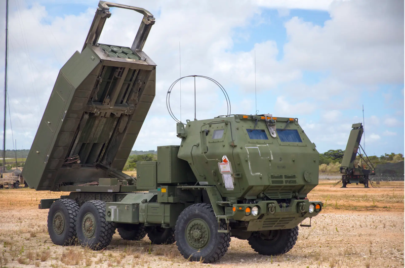 Không giống như M270, HIMARS có hệ thống phóng nhỏ hơn, chỉ có thể chứa một hộp đạn tại một thời điểm (Ảnh: The Drive)