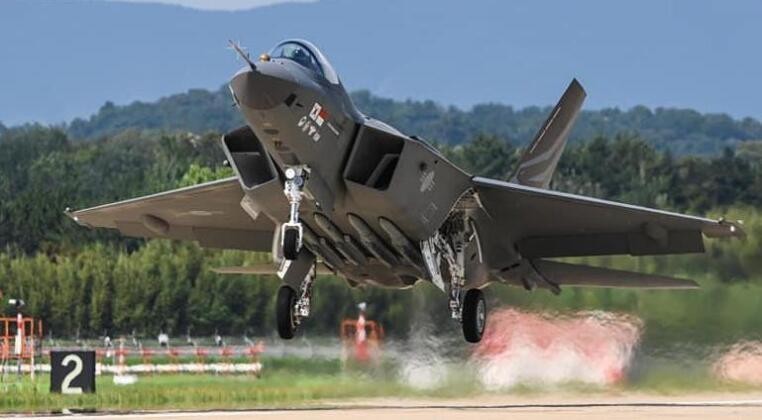 Tiêm kích tàng hình KF-21 của Hàn Quốc thực hiện chuyến bay đầu tiên (Ảnh: Military Watch Magazine)