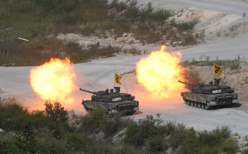 Xe tăng K2 của Hàn Quốc trong cuộc trình diễn bắn đạn thật để giới thiệu trước truyền thông về Triển lãm Quốc phòng Hàn Quốc 2018 tại Sân huấn luyện Seungjin ở Pocheon, cách Seoul 65 km về phía đông bắc, ngày 11 tháng 9 năm 2018 (Ảnh: The Drive)