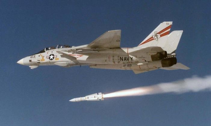 Máy bay chiến đấu F-14 phóng tên lửa AIM-54 (Ảnh: Military Watch Magazine)