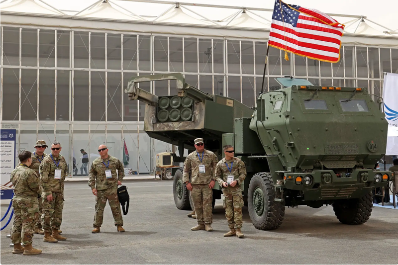 Các quân nhân Mỹ đứng bên Hệ thống Tên lửa Pháo binh Cơ động Cao M142 trong Triển lãm Quốc phòng ở Ả Rập Xê Út (Ảnh: The Drive) Các quân nhân Mỹ đứng bên Hệ thống Tên lửa Pháo binh Cơ động Cao M142 trong Triển lãm Quốc phòng ở Ả Rập Xê Út (Ảnh: The Drive)