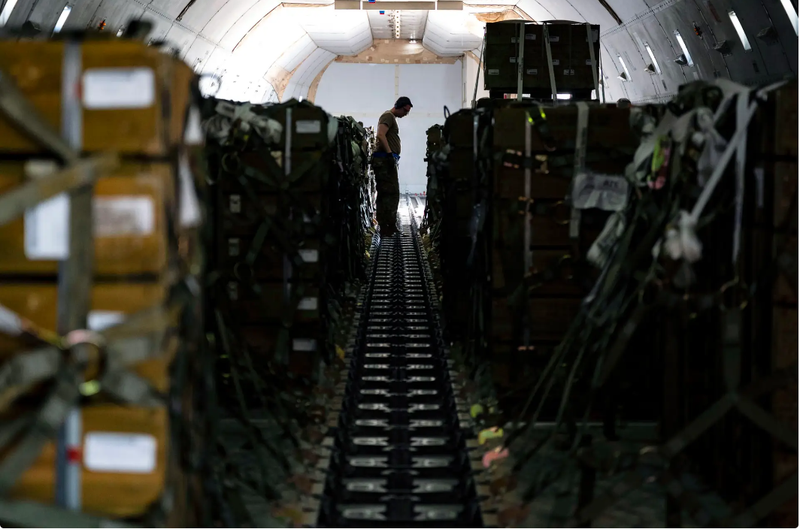 Đạn dược đang được chuyển lên máy bay để gửi đến Ukraine (Ảnh: The Drive) Đạn dược đang được chuyển lên máy bay để gửi đến Ukraine (Ảnh: The Drive)