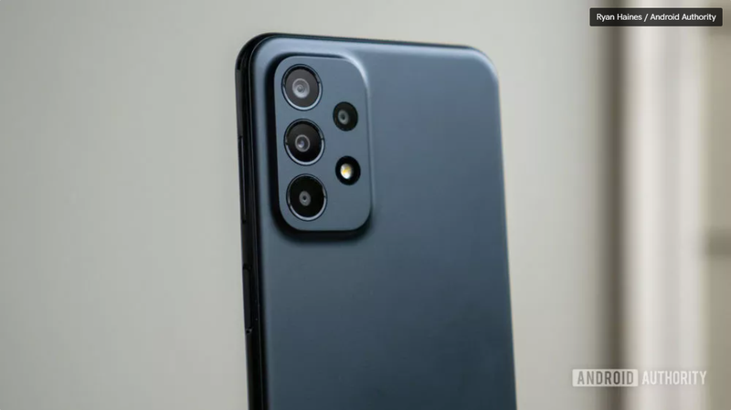 Samsung Galaxy A23 5G được trang bị cụm 4 camera phía sau (Ảnh: Android Authority) Samsung Galaxy A23 5G được trang bị cụm 4 camera phía sau (Ảnh: Android Authority)