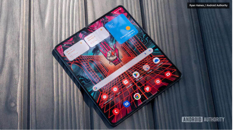 Liệu điện thoại gập có thể thay thế tablet? (Ảnh: Android Authority)