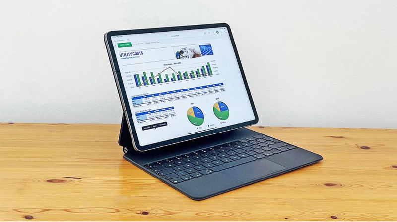 IPad Pro 12.9 inch sử dụng chip M1 ở chế độ máy laptop, với Bàn phím Magic của Apple (Ảnh: ZDNet)