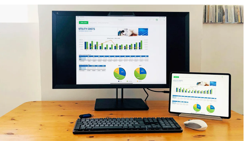 IPad Pro 12.9 inch ở chế độ desktop, với màn hình USB-C bên ngoài, bàn phím và chuột Bluetooth (Ảnh: ZDNet)