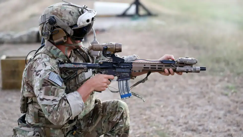 Một nhóm các binh lính Mỹ sử dụng headset thực tế ảo của Microsoft trong một buổi diễn tập (Ảnh: Gizmodo)