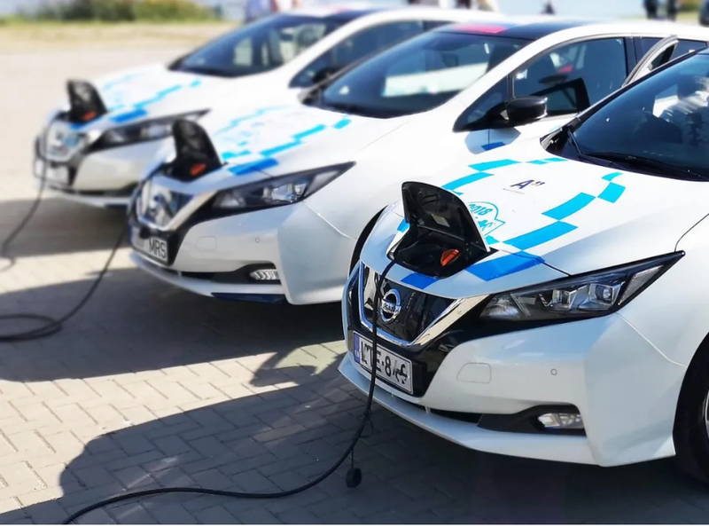 Các mẫu xe điện của Nissan trong quá trình sạc (Ảnh: Make Use Of) Các mẫu xe điện của Nissan trong quá trình sạc (Ảnh: Make Use Of)