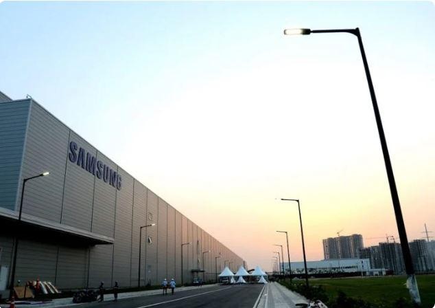 Ấn Độ không chỉ có nhà máy điện thoại di động lớn nhất của Samsung mà còn là đơn vị sản xuất điện thoại di động lớn nhất thế giới dựa trên năng lực sản xuất (Ảnh: Sam Mobile) Ấn Độ không chỉ có nhà máy điện thoại di động lớn nhất của Samsung mà còn là đơn vị sản xuất điện thoại di động lớn nhất thế giới dựa trên năng lực sản xuất (Ảnh: Sam Mobile)