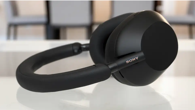 Sony WH-1000XM5 (Ảnh: Gizmodo)