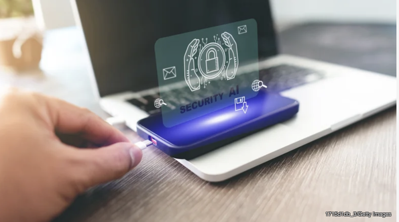 Sử dụng cáp sạc công cộng cũng có thể khiến máy điện thoại của bạn bị kẻ xấu đánh cắp dữ liệu (Ảnh: Slash Gear)