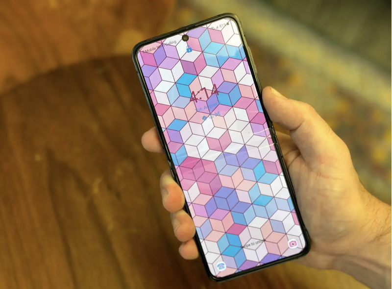 Z Flip 5 nhỉnh hơn đôi chút so với người tiền nhiệm (Ảnh: Gizmodo) Z Flip 5 nhỉnh hơn đôi chút so với người tiền nhiệm (Ảnh: Gizmodo)