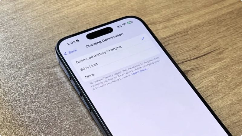 Có nên sử dụng tính năng sạc pin tối ưu hóa trên iPhone? (Ảnh: BGR)