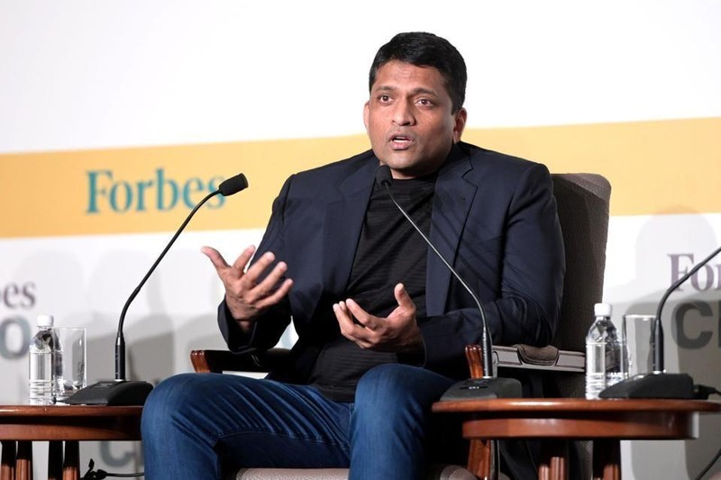 Byju Raveendran phát biểu tại Hội nghị CEO toàn cầu của Forbes ở Singapore vào ngày 26/9/2022. Ảnh: Forbes Asia.
