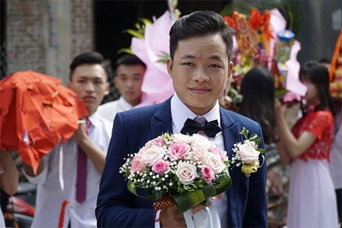 Chú rể hồi hộp trước lễ đón dâu.