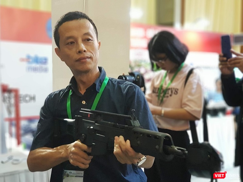 Khách tham quan hào hứng chiêm ngưỡng và trải nghiệm dàn vũ khí tối tân Khách tham quan hào hứng chiêm ngưỡng và trải nghiệm dàn vũ khí tối tân