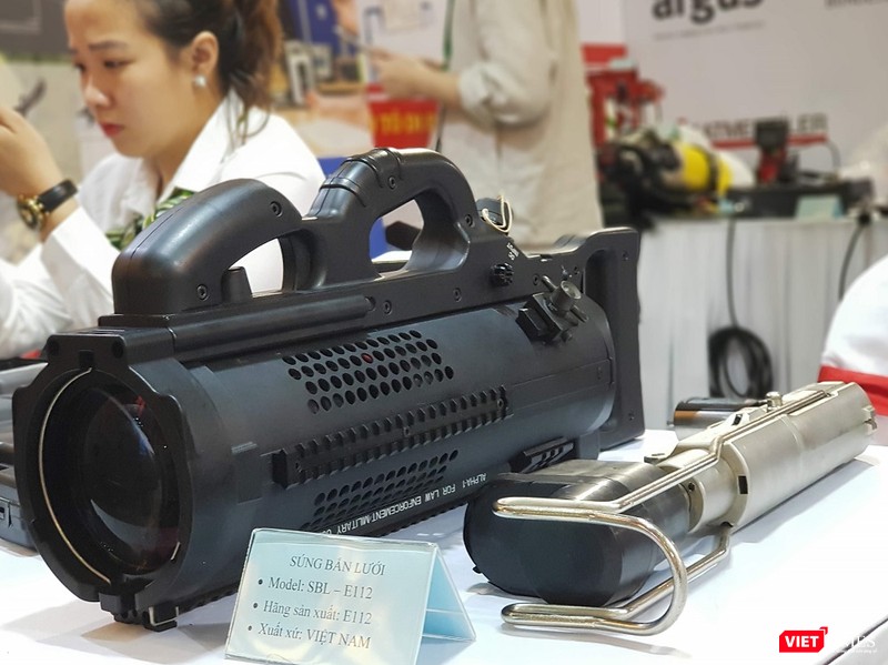 Súng bắn lưới SBL-E112 được trưng bày tại gian hành Công ty TNHH MTV BCA Thăng Long Súng bắn lưới SBL-E112 được trưng bày tại gian hành Công ty TNHH MTV BCA Thăng Long