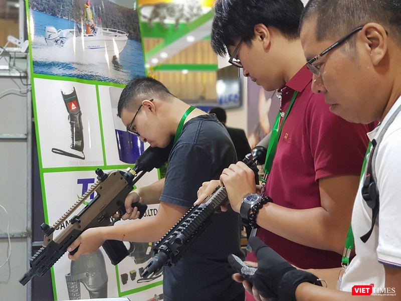 Khách thăm quan trải nghiệm súng đánh dấu tại gian hàng của Công ty TNHH MTV BCA Thăng Long Khách thăm quan trải nghiệm súng đánh dấu tại gian hàng của Công ty TNHH MTV BCA Thăng Long