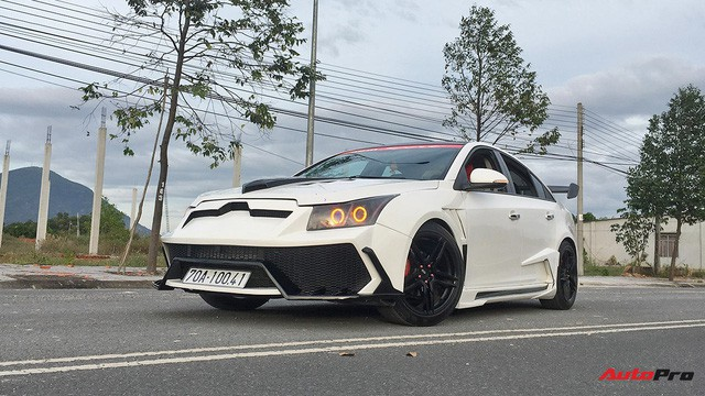 Chiếc Chevrolet Cruze độ cản kiểu Lamborghini. Ảnh: AutoPro Chiếc Chevrolet Cruze độ cản kiểu Lamborghini. Ảnh: AutoPro
