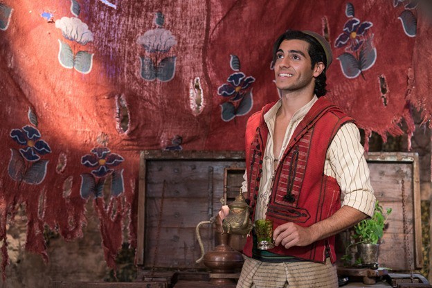 Tạo hình của Aladdin (Mena Massoud) trong phim. Tạo hình của Aladdin (Mena Massoud) trong phim.