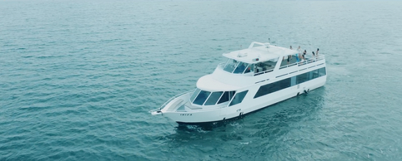 "Du thuyền đánh cá" được cho là "kém sang" xuất hiện trong MV. "Du thuyền đánh cá" được cho là "kém sang" xuất hiện trong MV.