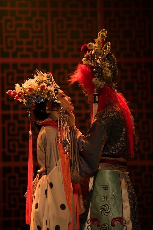 MV mang màu sắc cổ xưa ma mị