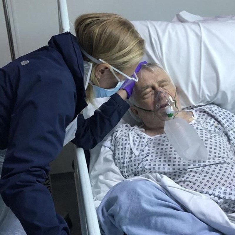 Sophia Myles và cha cô bên giường bệnh. Sophia Myles và cha cô bên giường bệnh.