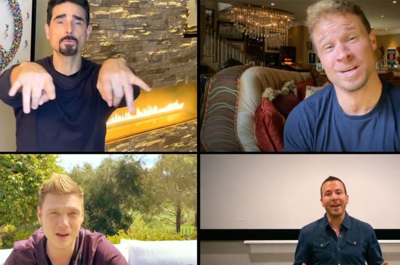 Các thành viên của Backstreet Boys thể hiện bản hit "I Want It That Way" tại nhà.