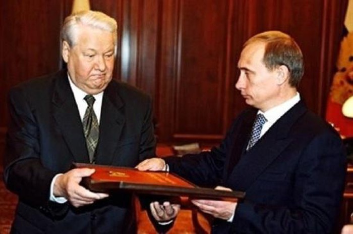 Boris Yeltsin trao quyền Tổng thống Nga cho V.Putin ngày 31/12/1999 (Ảnh của Kremlin.ru) Boris Yeltsin trao quyền Tổng thống Nga cho V.Putin ngày 31/12/1999 (Ảnh của Kremlin.ru)