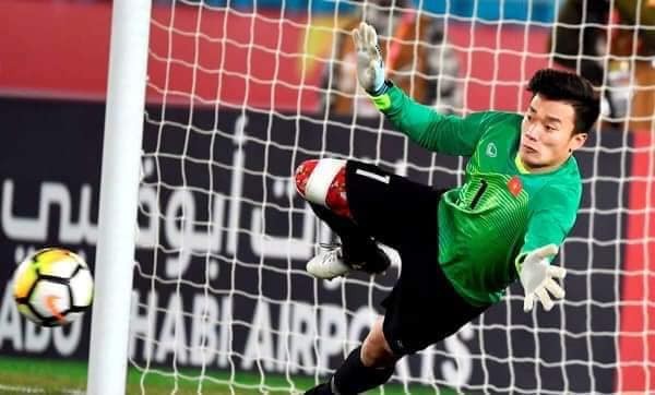 Thủ môn Bùi Tiến Dũng Đội tuyển U22 Việt Nam trong một pha bắt bóng tại Sea Games 30. Thủ môn Bùi Tiến Dũng Đội tuyển U22 Việt Nam trong một pha bắt bóng tại Sea Games 30.